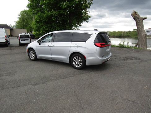 Used 2024 Chrysler Pacifica Touring-L FWD image 5
