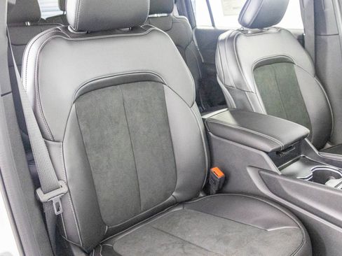 New 2025 Jeep Grand Cherokee L Altitude image 38