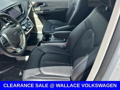 Used 2024 Chrysler Pacifica Touring-L FWD image 13