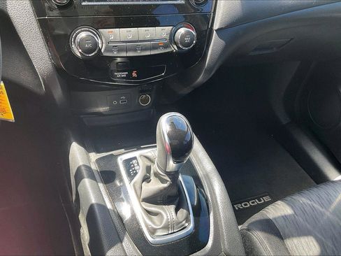 Used 2020 Nissan Rogue S FWD image 31