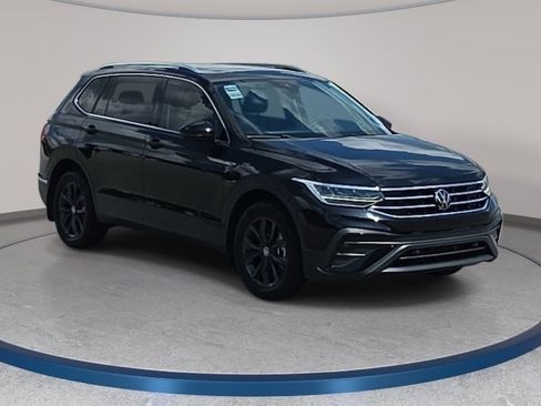 Used 2024 Volkswagen Tiguan SE w/ Panoramic Sunroof Package AWD/4WD image 3