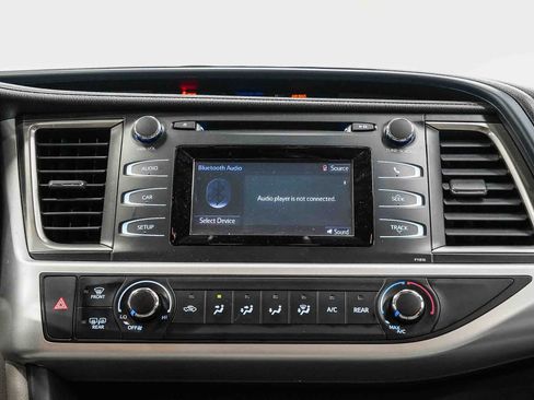 Used 2019 Toyota Highlander LE w/ Carpet Mat Package (TMS) FWD image 14