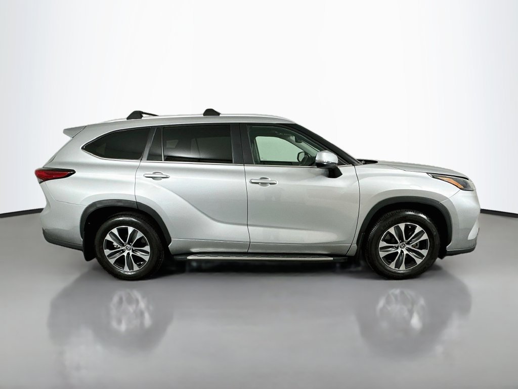 Used 2023 Toyota Highlander XLE FWD image 4