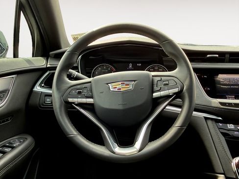 Used 2025 Cadillac XT6 Luxury FWD image 16