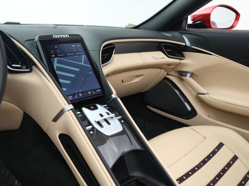 Certified 2025 Ferrari Roma Spider RWD image 37