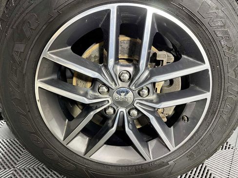 Used 2018 Jeep Grand Cherokee Limited image 30