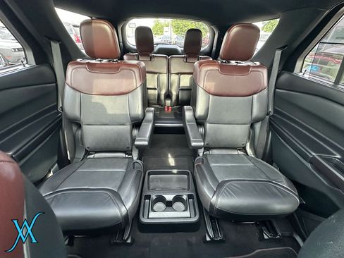 Used 2020 Ford Explorer Platinum w/ Premium Technology Package AWD/4WD image 41