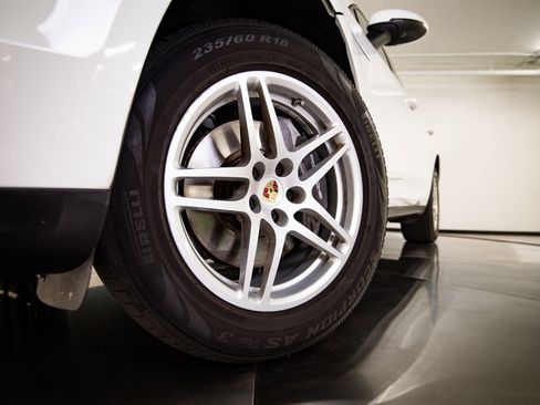 Certified 2021 Porsche Macan AWD/4WD image 12