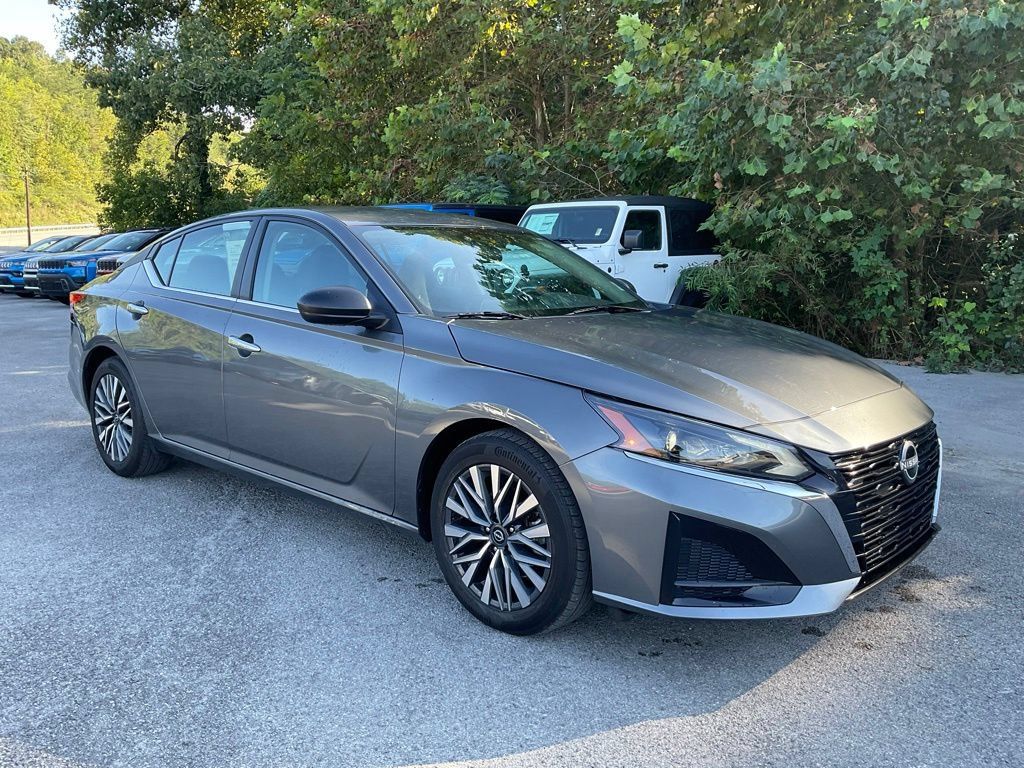 Used 2025 Nissan Altima 2.5 SV FWD image 7