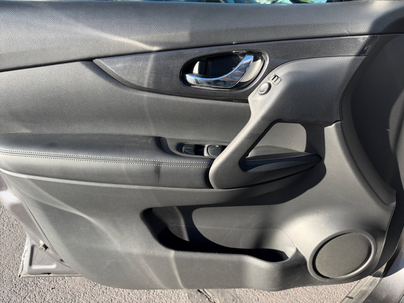 Used 2017 Nissan Rogue SV w/ SV Premium Package FWD image 13