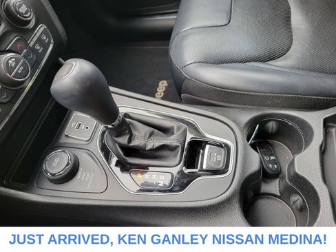 Used 2019 Jeep Cherokee Limited AWD/4WD image 11