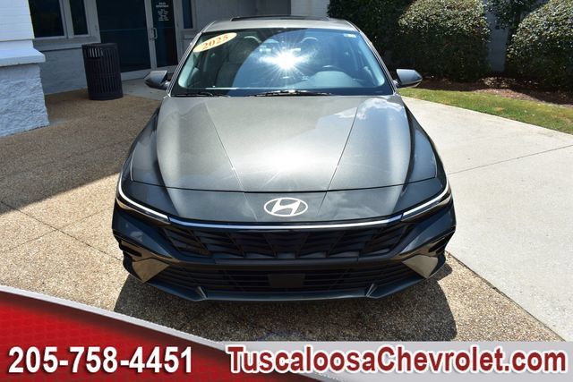 Used 2025 Hyundai Elantra Limited FWD image 4