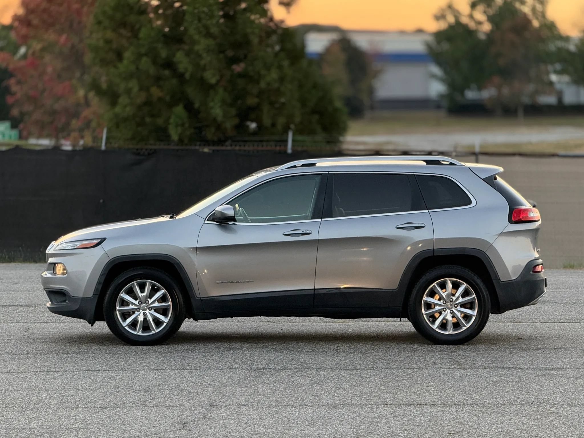 Used 2016 Jeep Cherokee Limited w/ Trailer Tow Group AWD/4WD image 8
