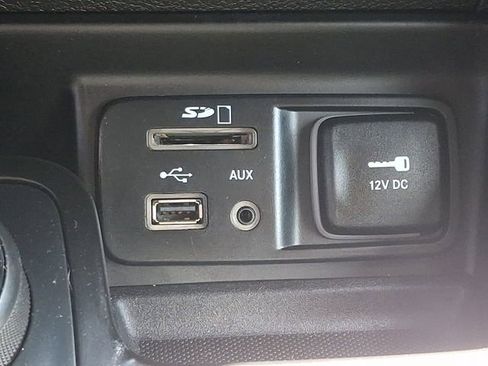 Used 2017 Jeep Cherokee Latitude AWD/4WD image 23