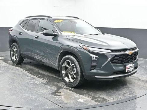 Used 2025 Chevrolet Trax LT image 2