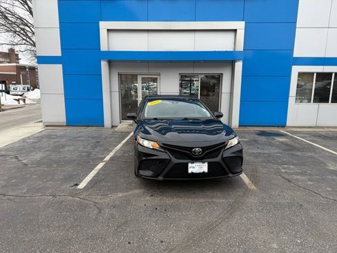 Used 2018 Toyota Camry SE w/ Moonroof Package image 3