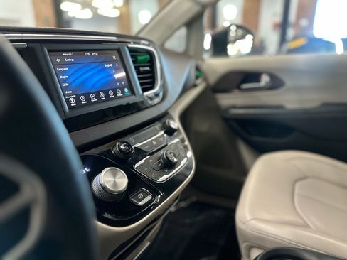 Used 2021 Chrysler Voyager Lxi image 20