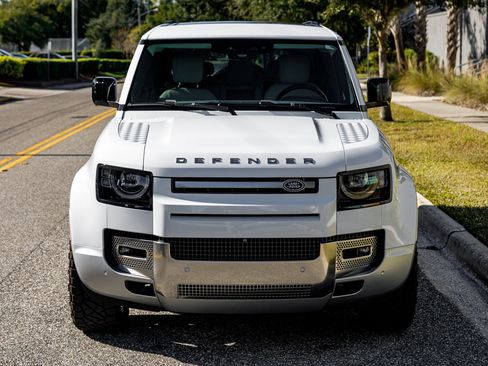 Used 2023 Land Rover Defender 130 SE image 2