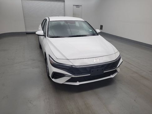 Used 2025 Hyundai Elantra SE FWD image 14