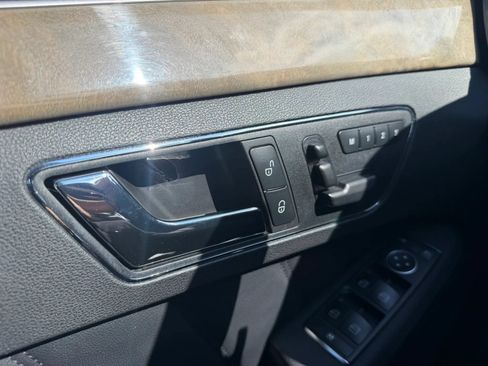 Used 2011 Mercedes-Benz E 550 4MATIC Sedan image 30