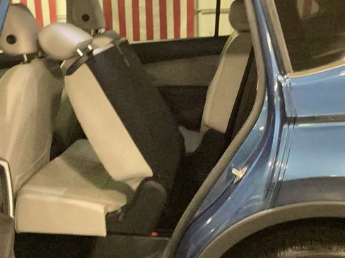 Used 2018 Volkswagen Tiguan SE w/ Panoramic Sunroof Package image 9