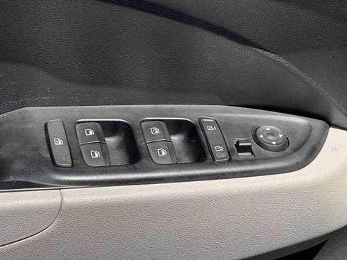Certified 2025 Hyundai Venue SEL FWD image 11