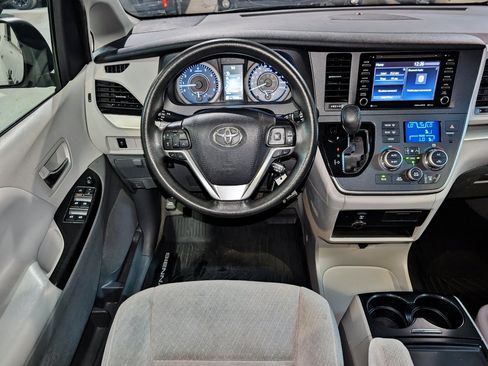 Used 2020 Toyota Sienna LE AWD/4WD image 2