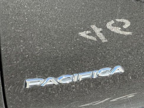 Used 2022 Chrysler Pacifica Touring-L image 28
