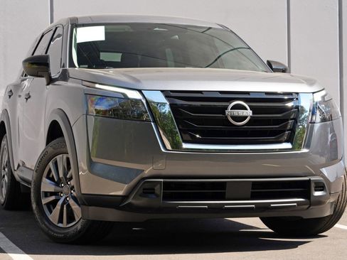 Used 2025 Nissan Pathfinder S FWD image 2