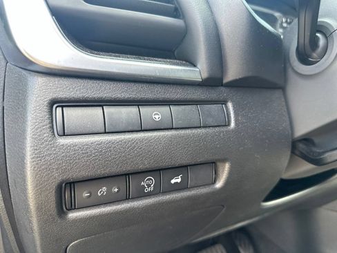 Used 2025 Nissan Rogue SV FWD image 17