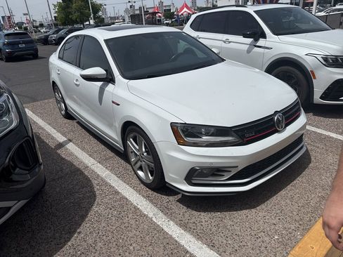 Used 2017 Volkswagen Jetta GLI image 9