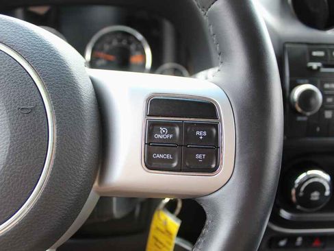 Used 2017 Jeep Compass Latitude FWD image 17