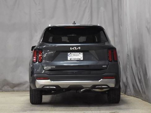 Used 2024 Kia Sorento S image 8