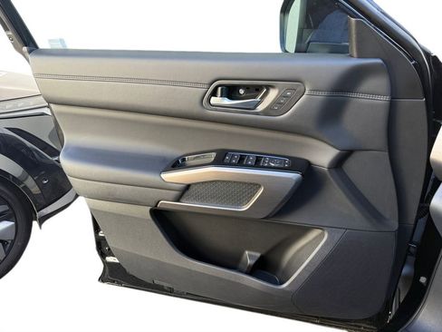 New 2025 Nissan Pathfinder Platinum w/ Black Appearance Package image 17