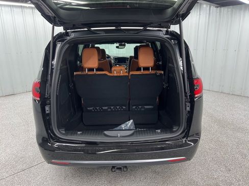 Used 2026 Chrysler Pacifica Pinnacle w/ Trailer Tow Group image 9