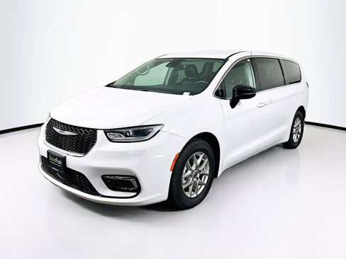 Used 2024 Chrysler Pacifica Touring-L FWD image 3