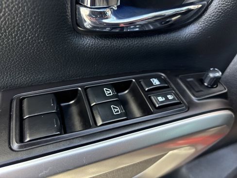 Used 2019 Nissan Titan SV w/ SV Convenience Package image 18