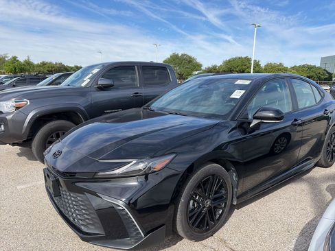 Used 2025 Toyota Camry SE w/ Convenience Package image 1