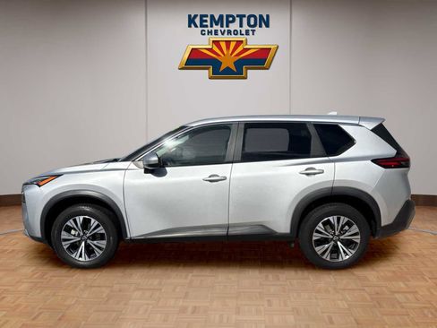 Used 2023 Nissan Rogue SV image 3