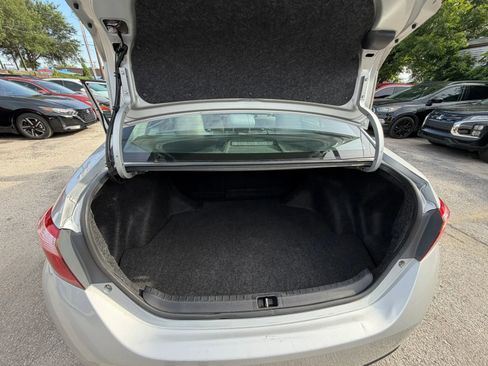 Used 2018 Toyota Corolla LE FWD image 11