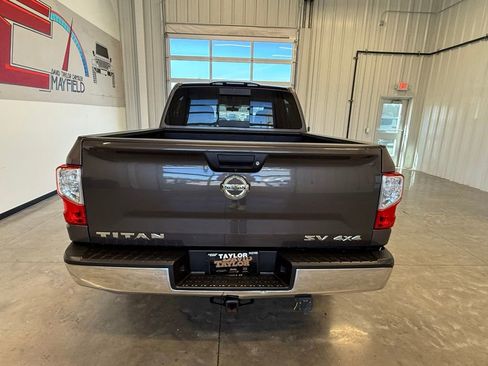Used 2018 Nissan Titan SV image 5