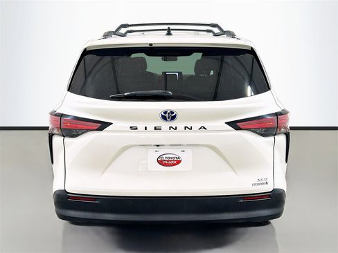 Used 2021 Toyota Sienna XLE image 5