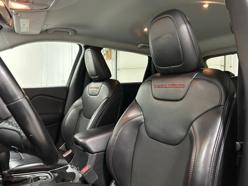 Used 2019 Jeep Cherokee Trailhawk w/ Comfort/Convenience Group image 27