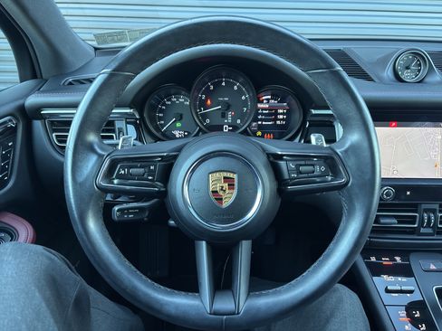 Certified 2022 Porsche Macan image 9