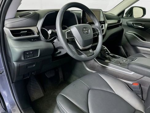 Used 2025 Toyota Highlander XLE image 10