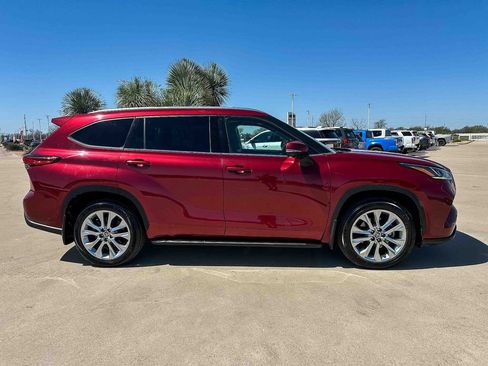 Used 2020 Toyota Highlander Limited image 2