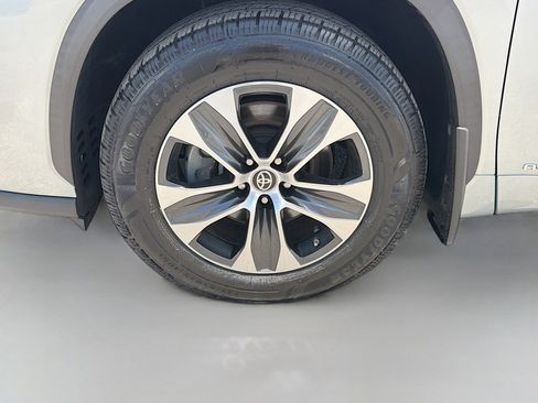 Used 2021 Toyota Highlander XLE AWD/4WD image 42