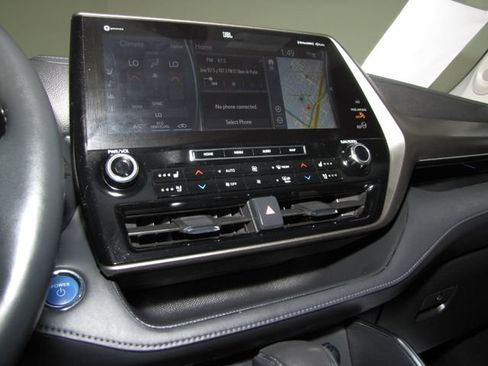Used 2022 Toyota Highlander Limited FWD image 7