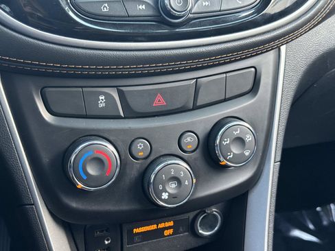 Used 2021 Chevrolet Trax LT w/ LT Convenience Package FWD image 23
