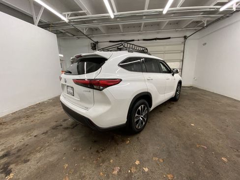 Used 2021 Toyota Highlander XLE image 6